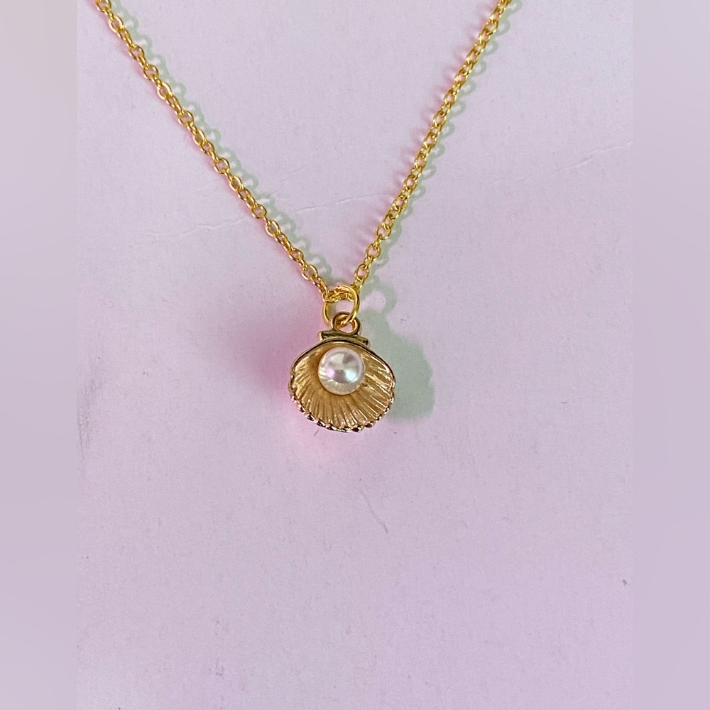 Pearl and Clamshell Necklace with Faux Pearl Earrings